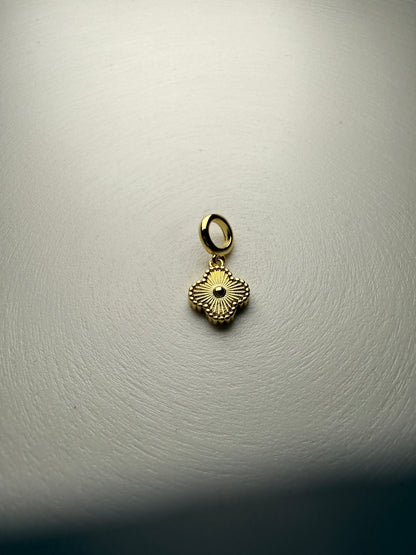 Charm Flor Dorada con Circones Baño de Oro 18K