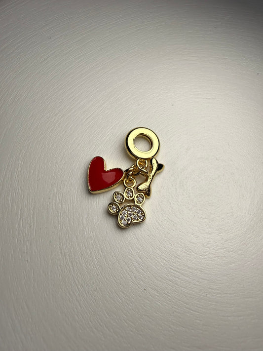 Charm Huellita con Corazón Rojo Baño de Oro 18K