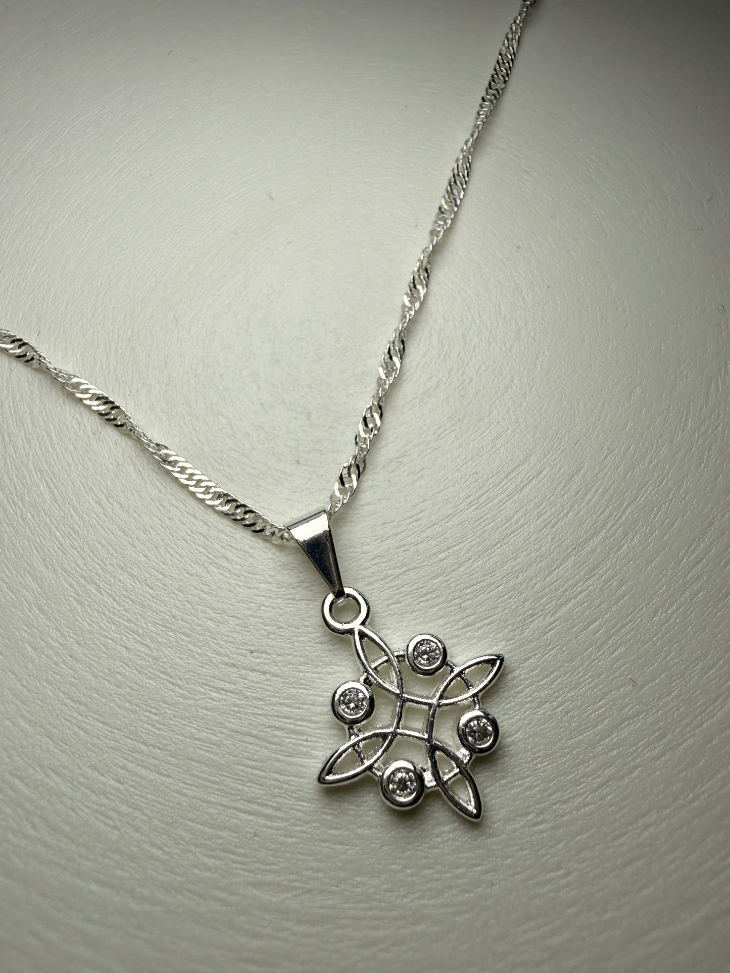 Collar Estrella Abierta – Plata 925