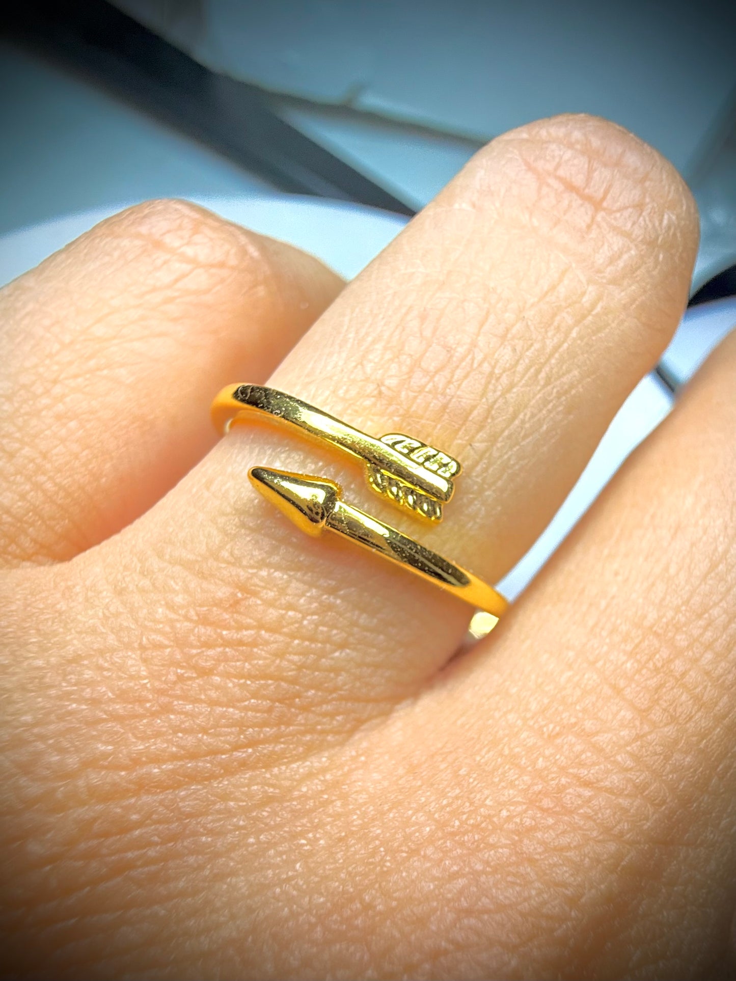 Anillo Jarhe Flecha (Baño de Oro 18K) Talla ajustable