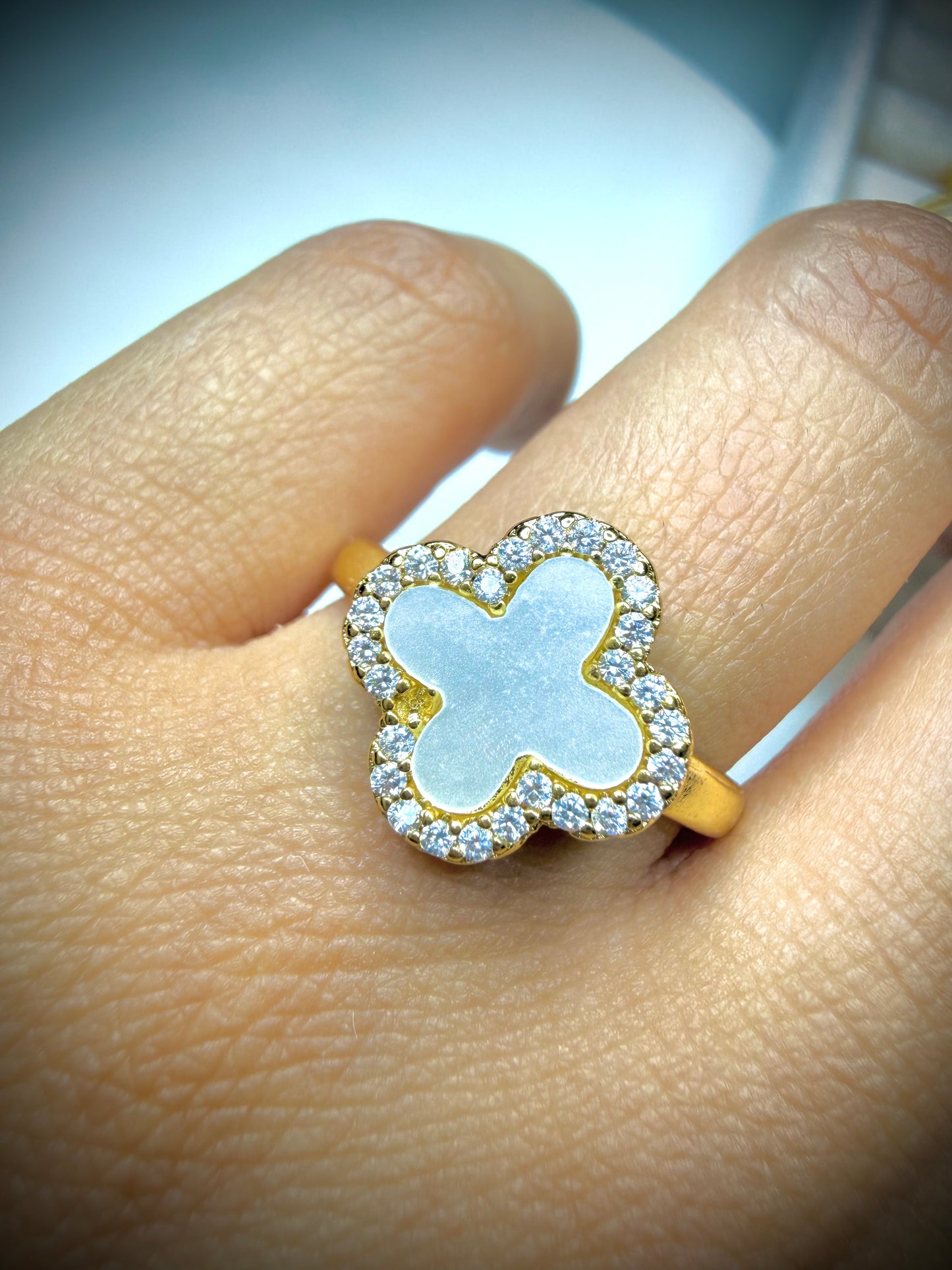 Anillo Martina Clover Glow (Baño de Oro 18K) Talla ajustable
