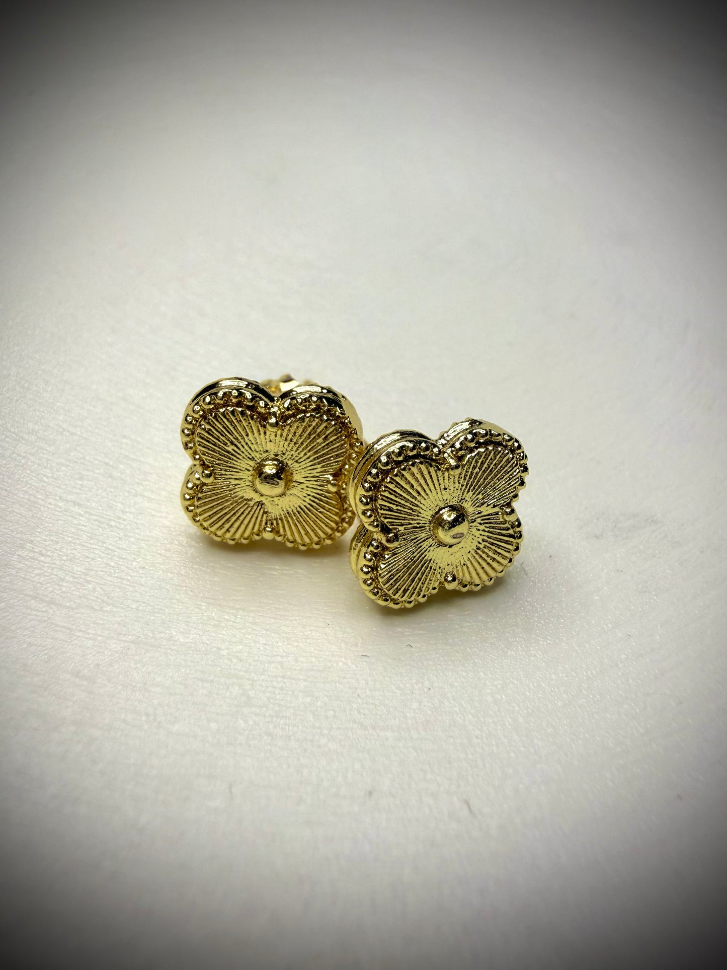 Aros Flor Relieve Vintage (Baño de Oro 18K)