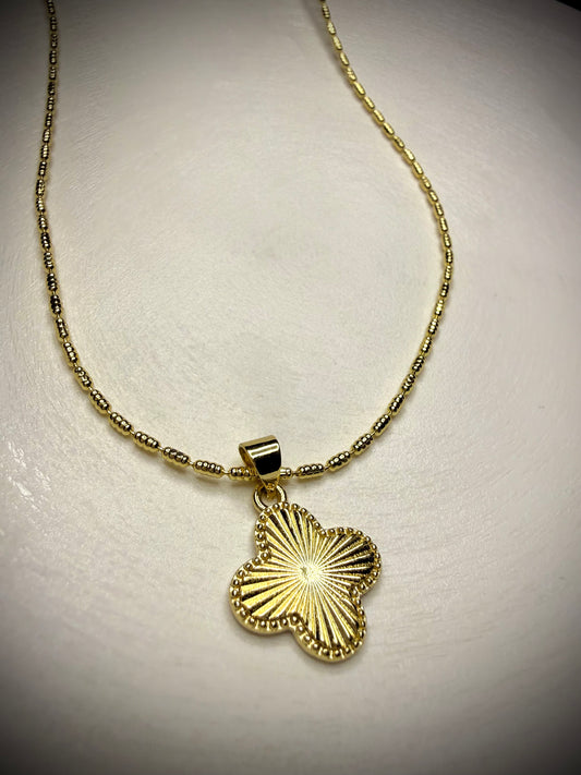Colgante Flor  Radiante (Baño de Oro de 18K)