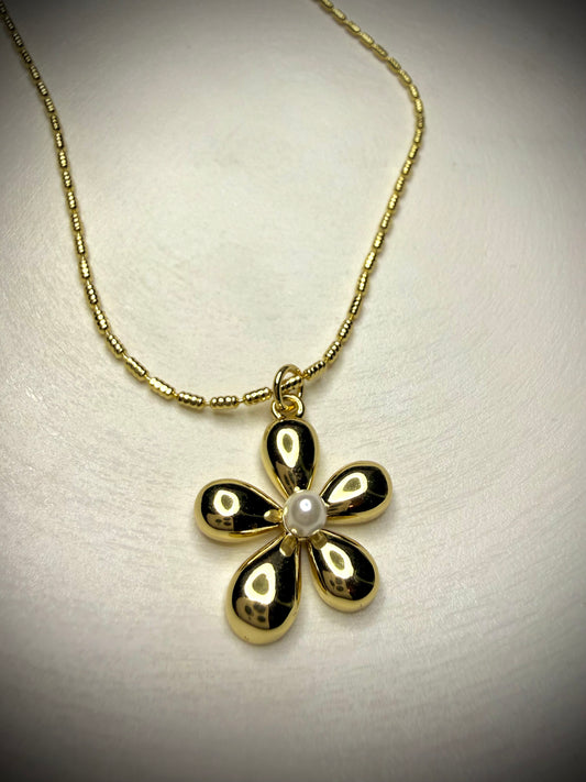Colgante Flor Perla Central (Baño de Oro de 18K)