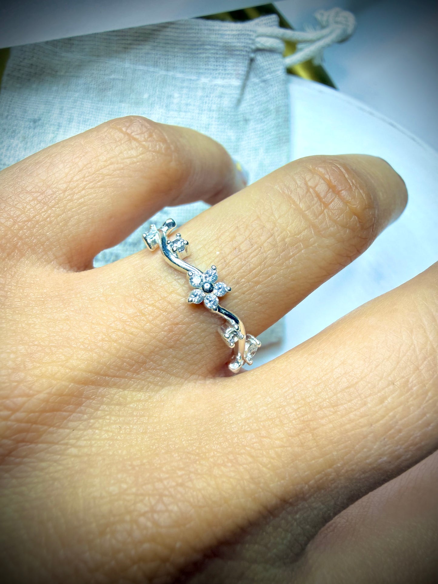 Anillo Ajustable Flor Curva (Plata 925)