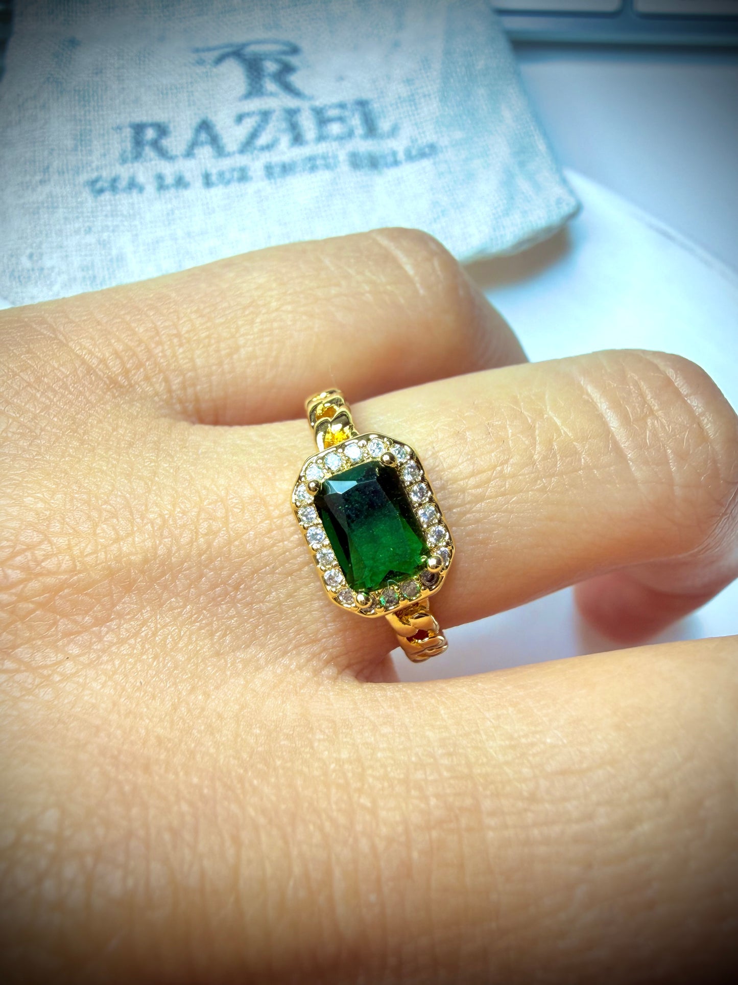 Anillo Ajustable Glam Emerald (Baño de Oro 18K)