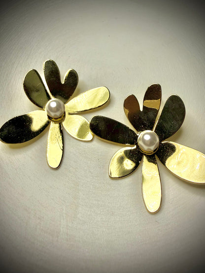 Aros Flower Pearl (Baño de Oro 18K)